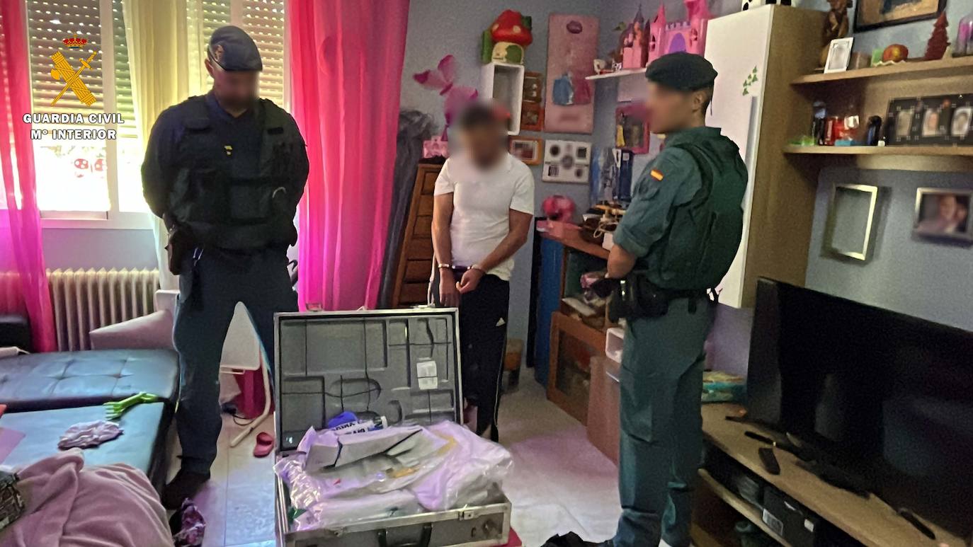 Fotos: Detenido un francotirador que disparaba desde su casa a viviendas y centros escolares de Villamediana