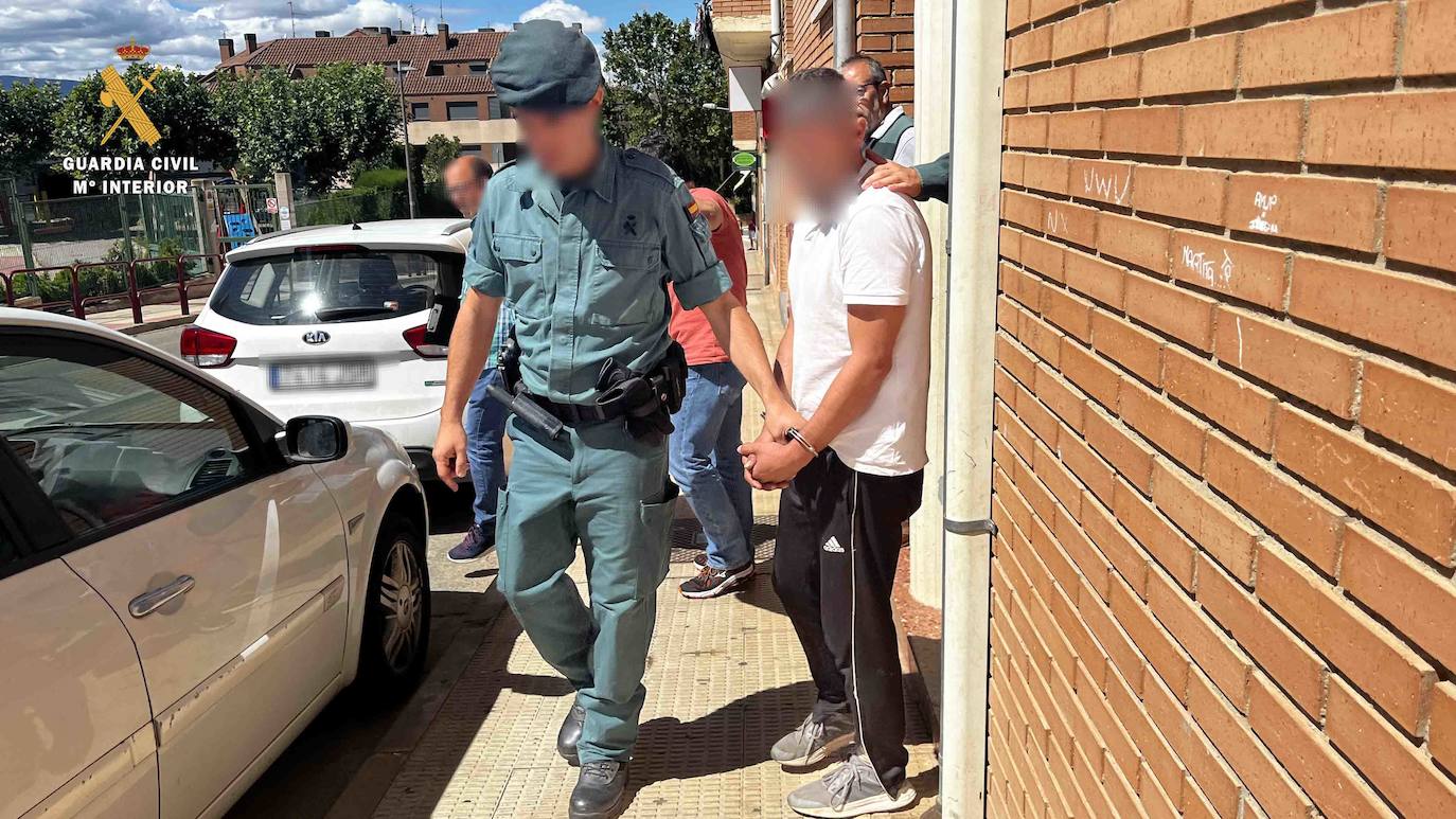 Fotos: Detenido un francotirador que disparaba desde su casa a viviendas y centros escolares de Villamediana