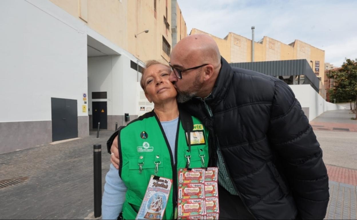 Joaquín Vázquez le da un beso a Trinidad Romero, que le ha vendido un cupón premiado con 35.000 euros.