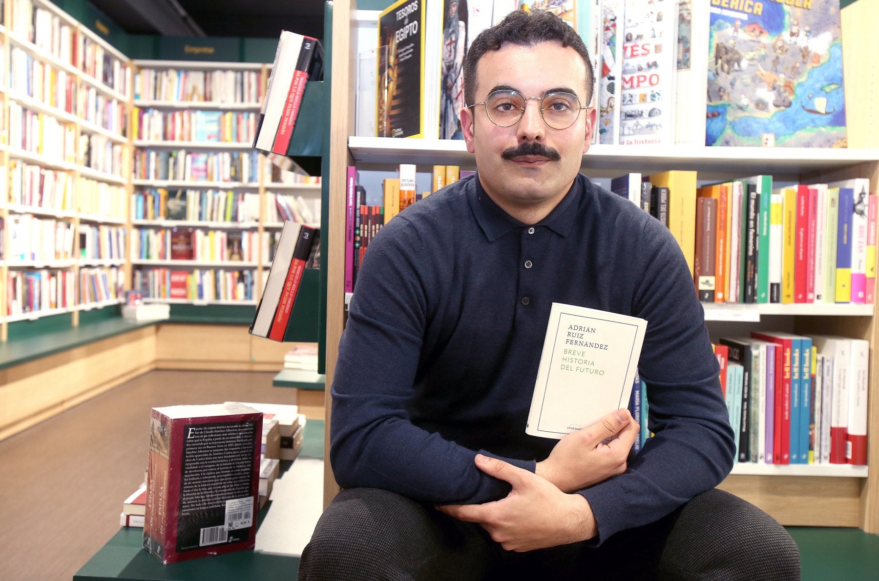 Adrián Ruiz posa con su obra en La Casa del Libro. 