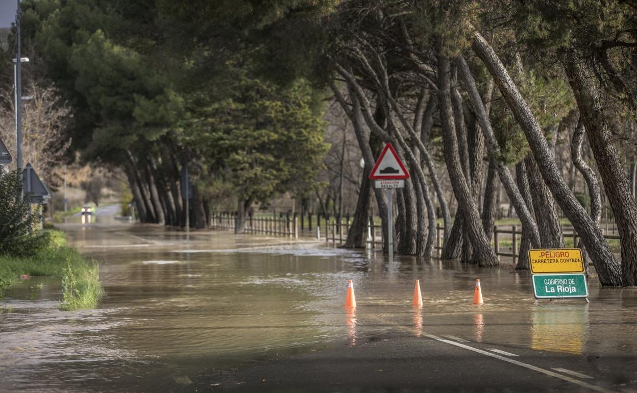 Carretera cortada en el Pozo Cubillas por inundación. 