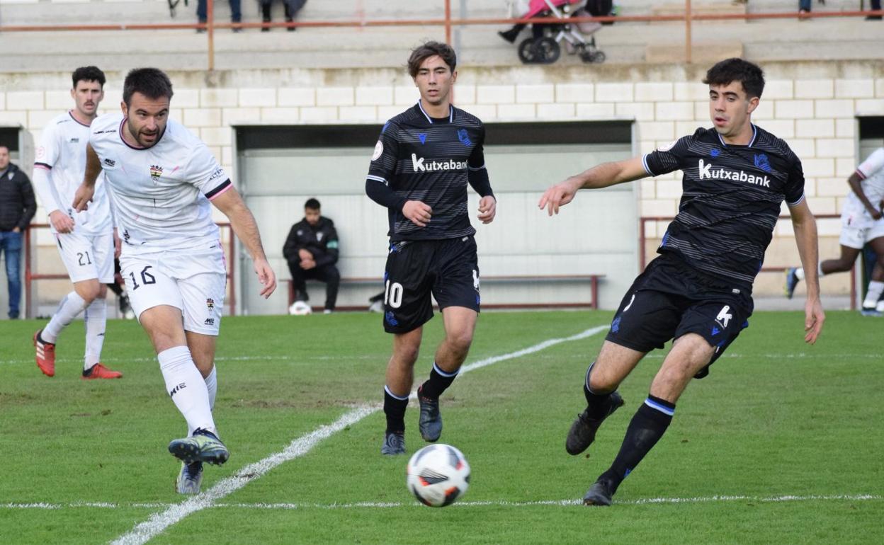 Galán cede el esférico ante la Real Sociedad C. 