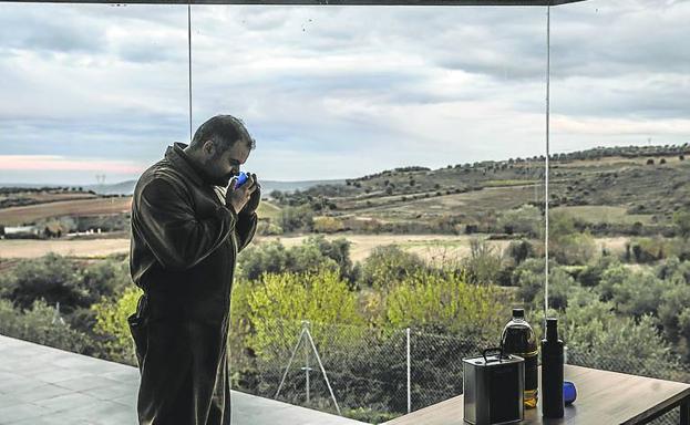 Pedro Soto, gerente del Trujal de Galilea, cata un aceite. 