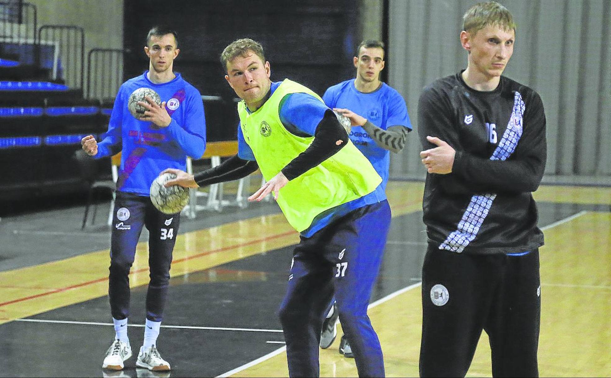 Oleg Kisselev practica un lanzamiento detrás del lesionado Markelau durante un entrenamiento.