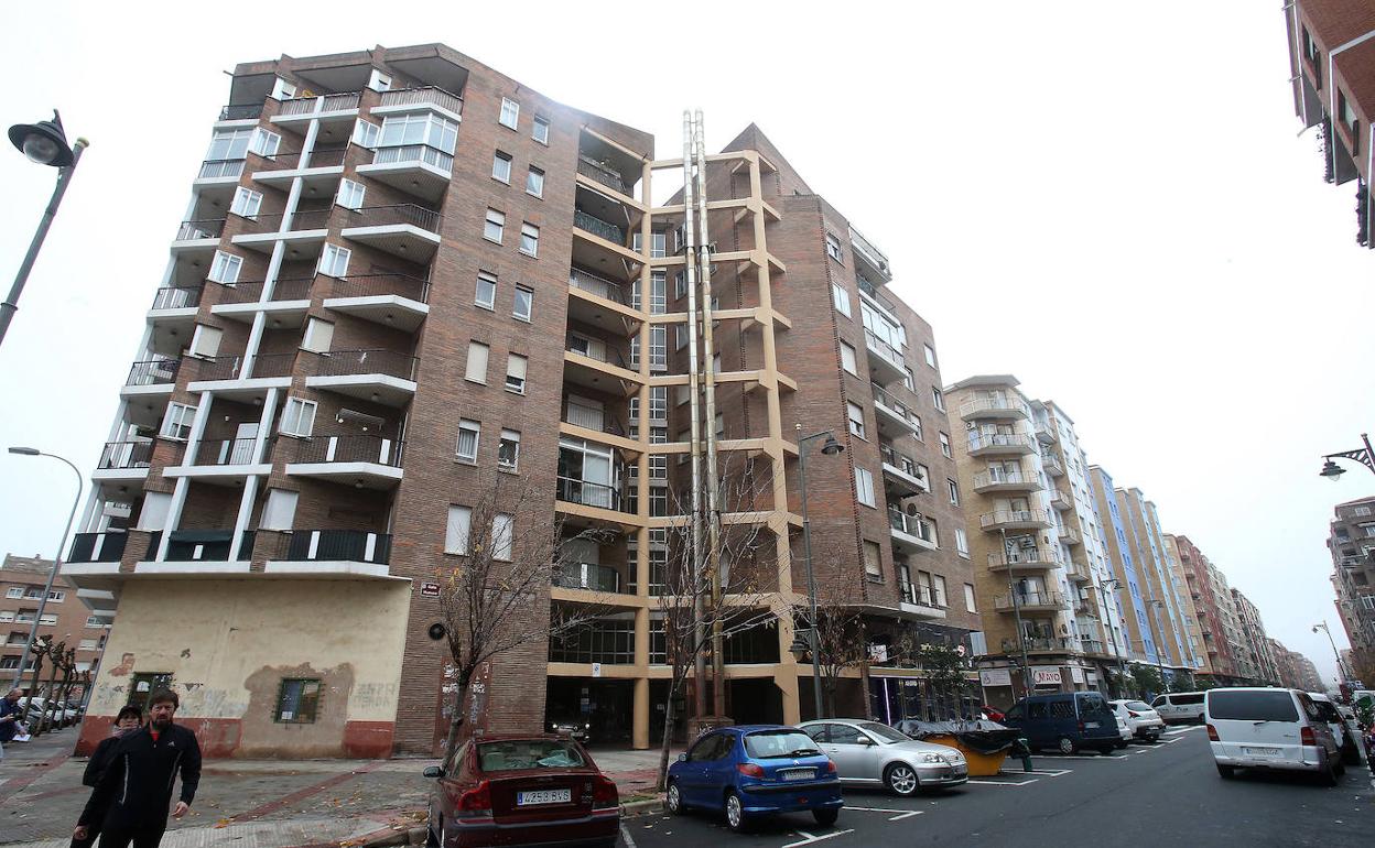 Imagen del edificio de la calle Huesca, cuya comunidad de propietarios ha decidido encender la calefacción durante las navidades. 