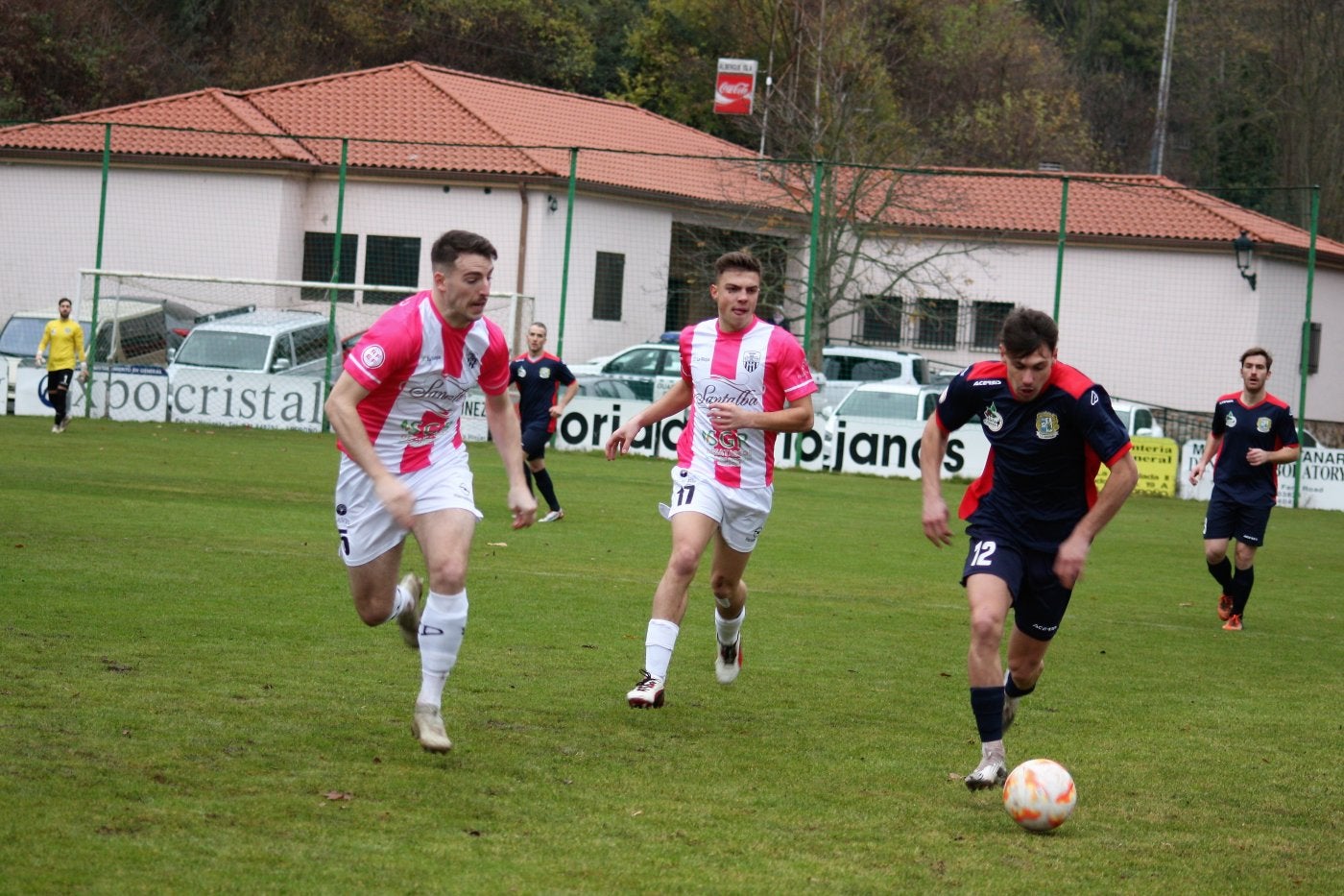 El local Urrecho trata de avanzar con el balón perseguido de cerca por el visitante Martín Gómez. 