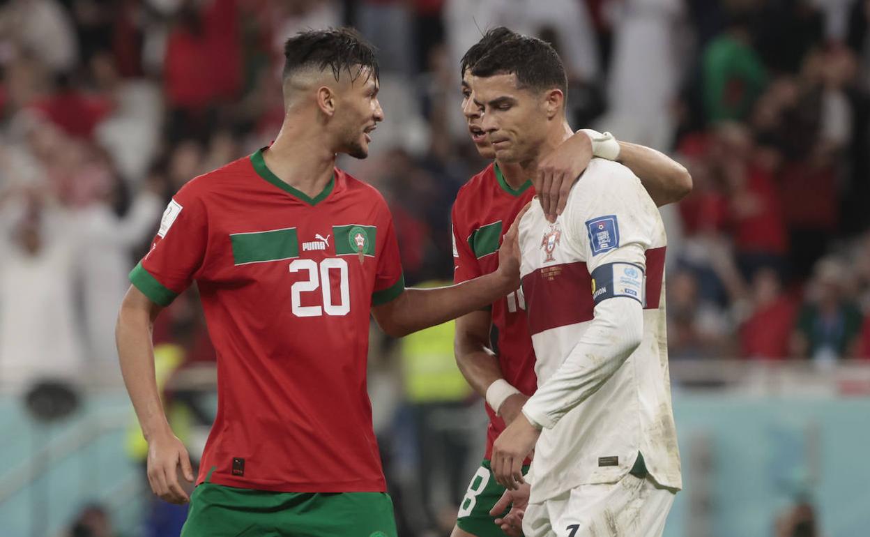 Ronaldo, consolado por futbolistas marroquíes tras el partido.