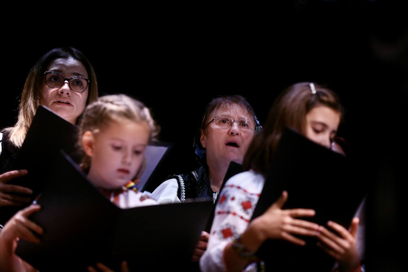 Fotos: Grupos de las parroquias ortodoxas rumanas cantaron en el auditorio de Logroño villancicos populares