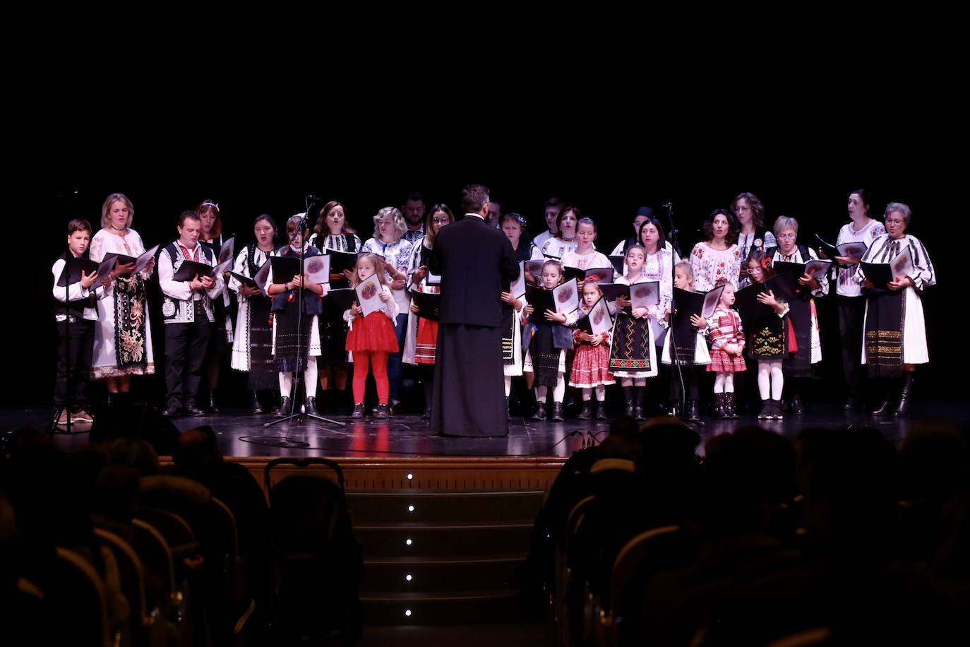 Fotos: Grupos de las parroquias ortodoxas rumanas cantaron en el auditorio de Logroño villancicos populares