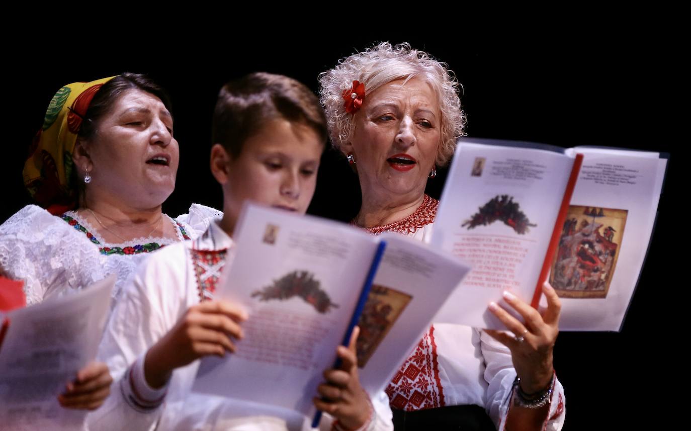 Fotos: Grupos de las parroquias ortodoxas rumanas cantaron en el auditorio de Logroño villancicos populares