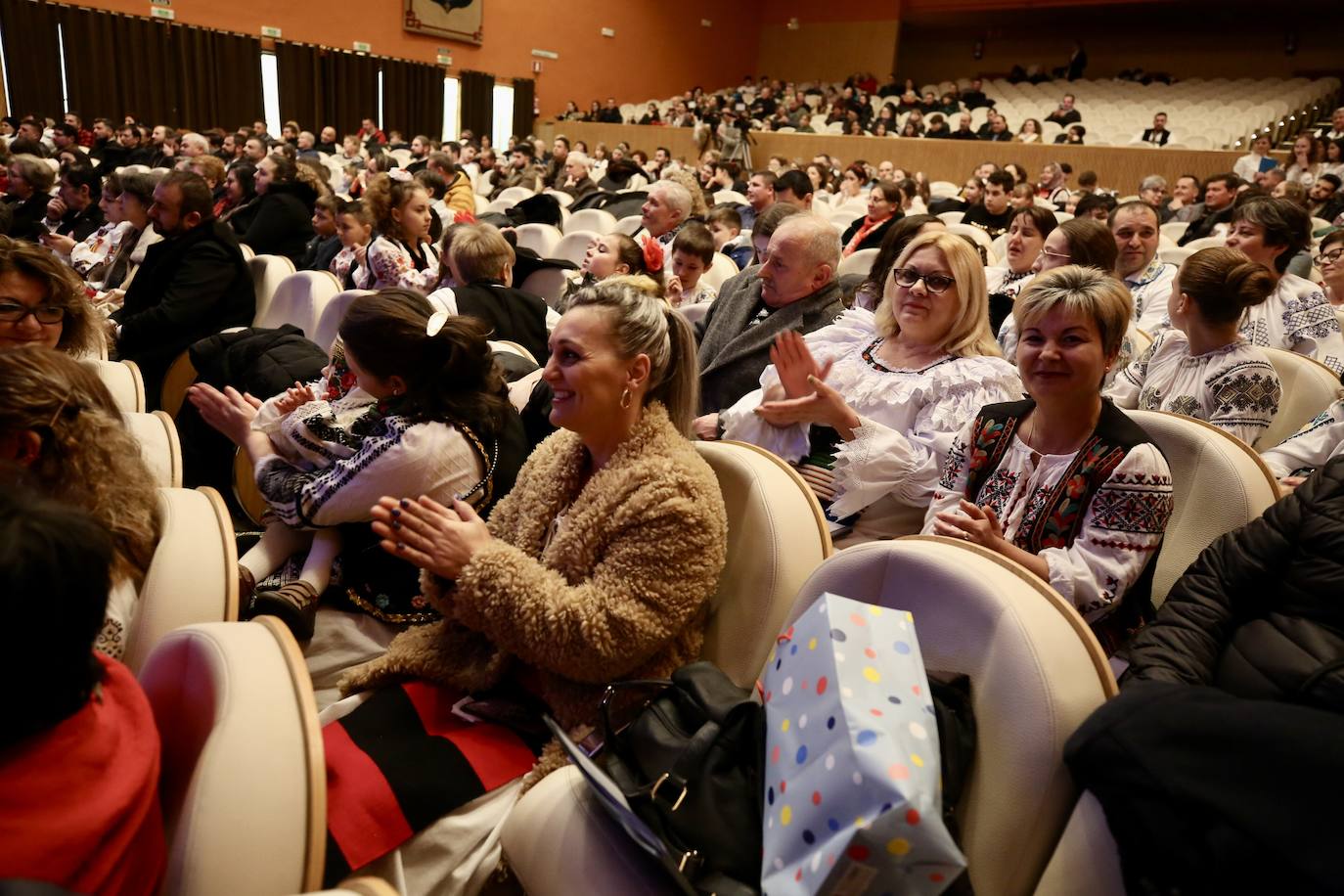 Fotos: Grupos de las parroquias ortodoxas rumanas cantaron en el auditorio de Logroño villancicos populares