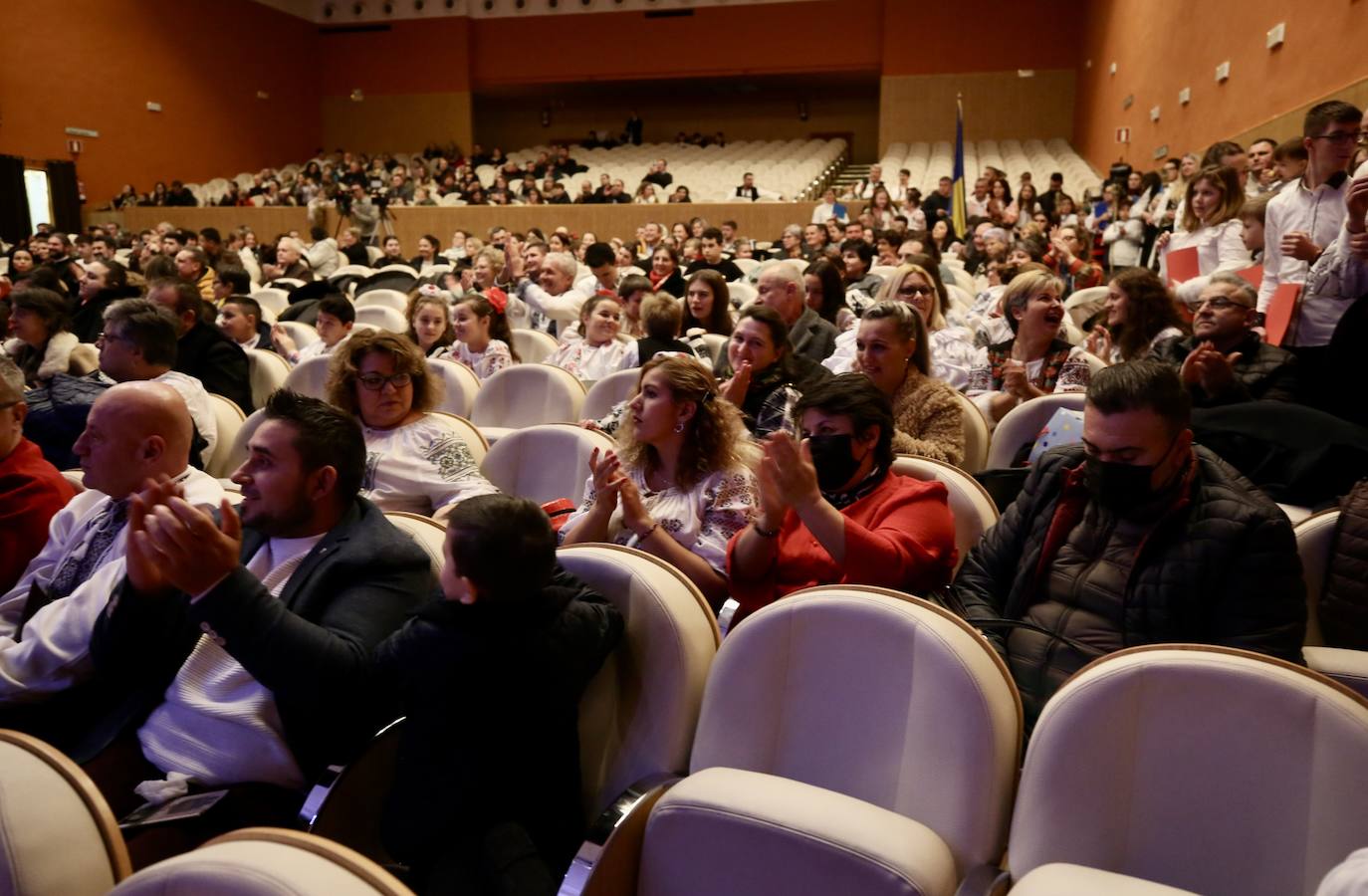 Fotos: Grupos de las parroquias ortodoxas rumanas cantaron en el auditorio de Logroño villancicos populares