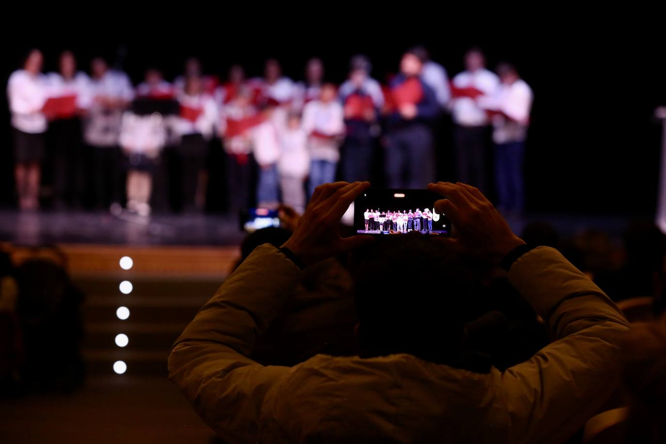 Fotos: Grupos de las parroquias ortodoxas rumanas cantaron en el auditorio de Logroño villancicos populares