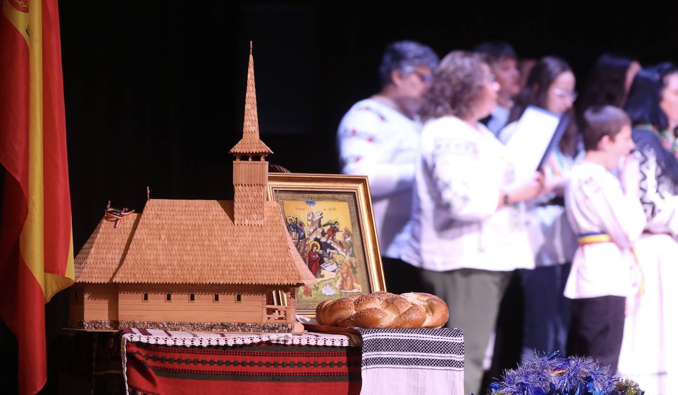 Fotos: Grupos de las parroquias ortodoxas rumanas cantaron en el auditorio de Logroño villancicos populares