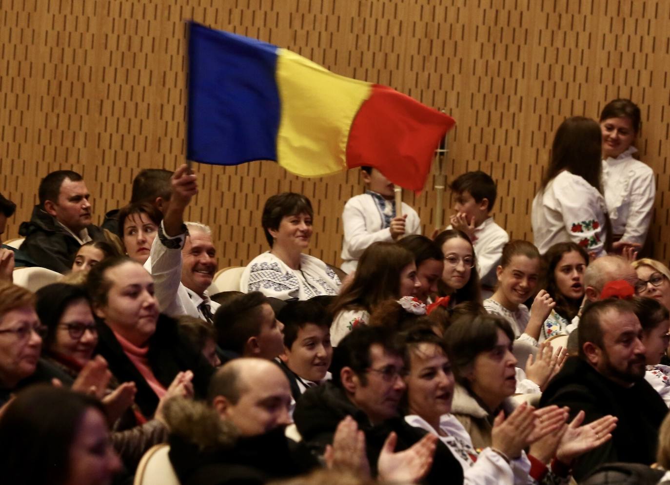 Fotos: Grupos de las parroquias ortodoxas rumanas cantaron en el auditorio de Logroño villancicos populares