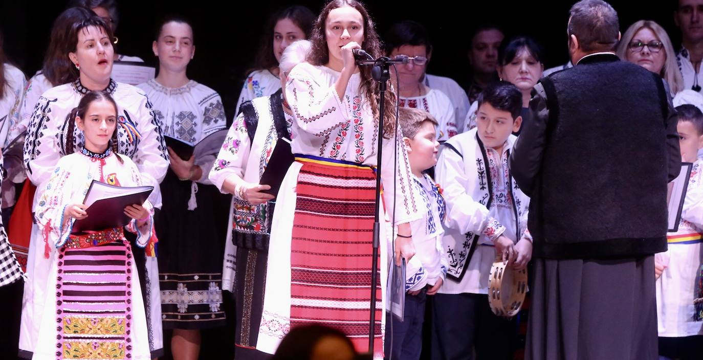 Fotos: Grupos de las parroquias ortodoxas rumanas cantaron en el auditorio de Logroño villancicos populares