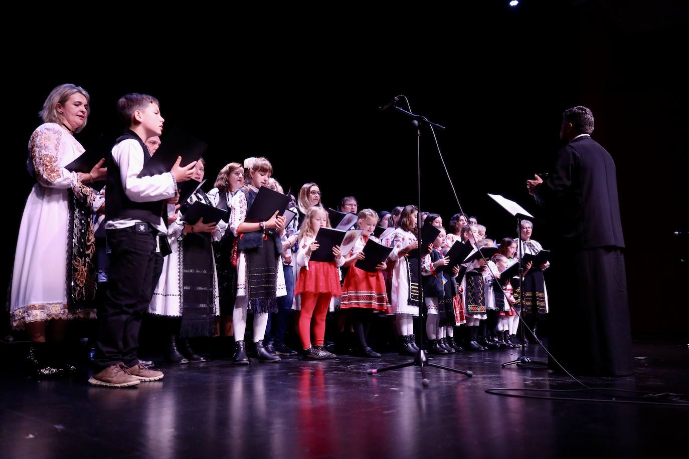 Fotos: Grupos de las parroquias ortodoxas rumanas cantaron en el auditorio de Logroño villancicos populares