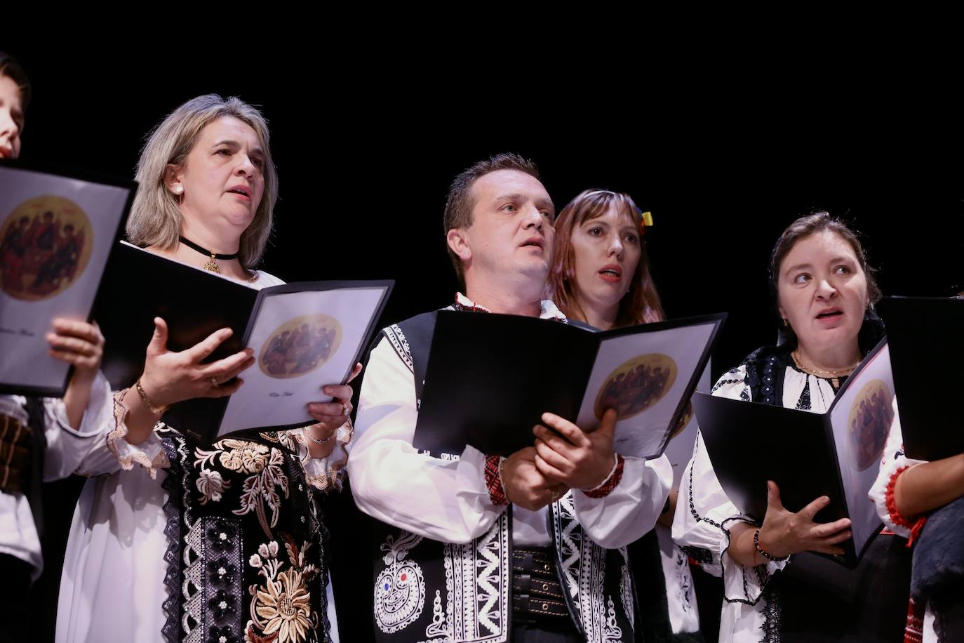 Fotos: Grupos de las parroquias ortodoxas rumanas cantaron en el auditorio de Logroño villancicos populares