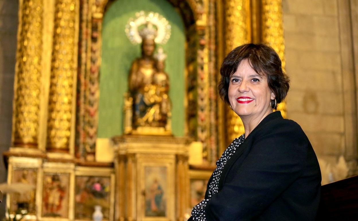 María José González, en la iglesia de Santiago frente a la imagen de la Virgen de la Esperanza. 