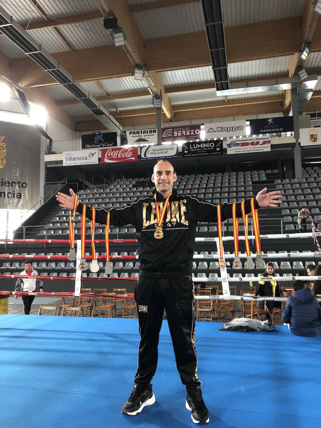 Imagen secundaria 2 - Dos imágenes del club tras el campeonato. 