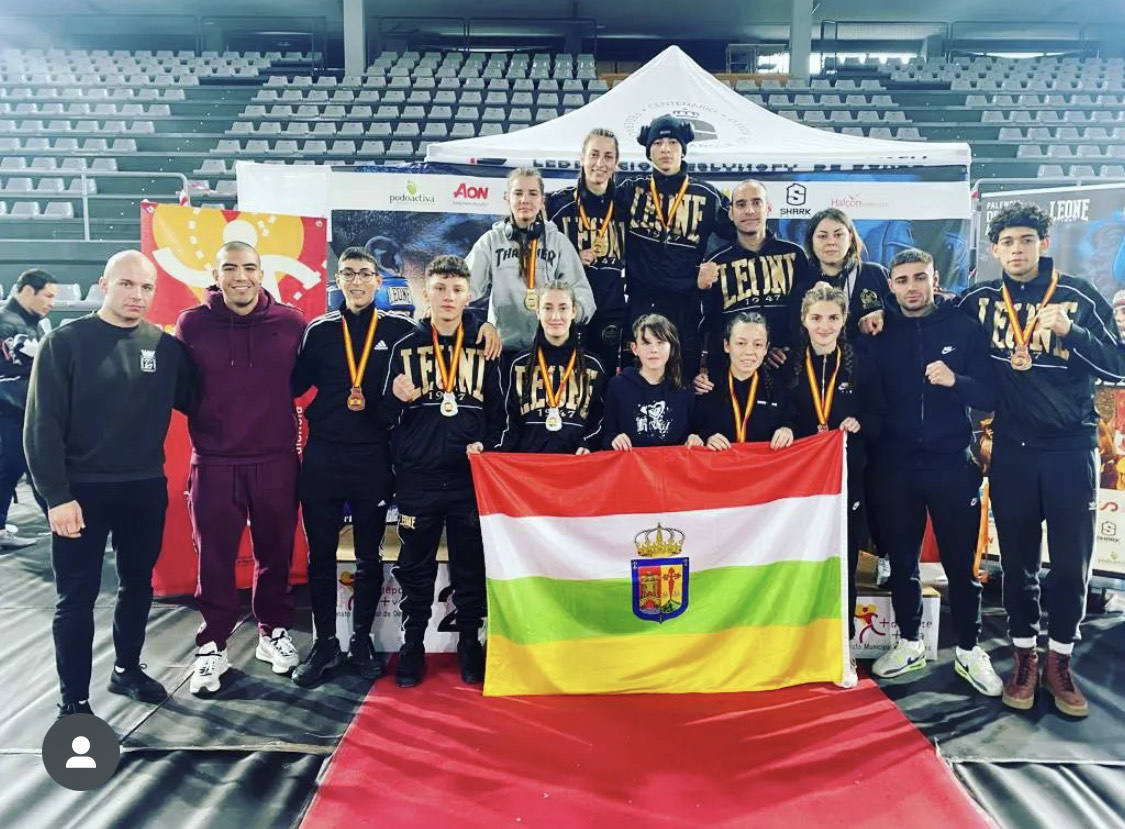 Imagen secundaria 1 - Dos imágenes del club tras el campeonato. 