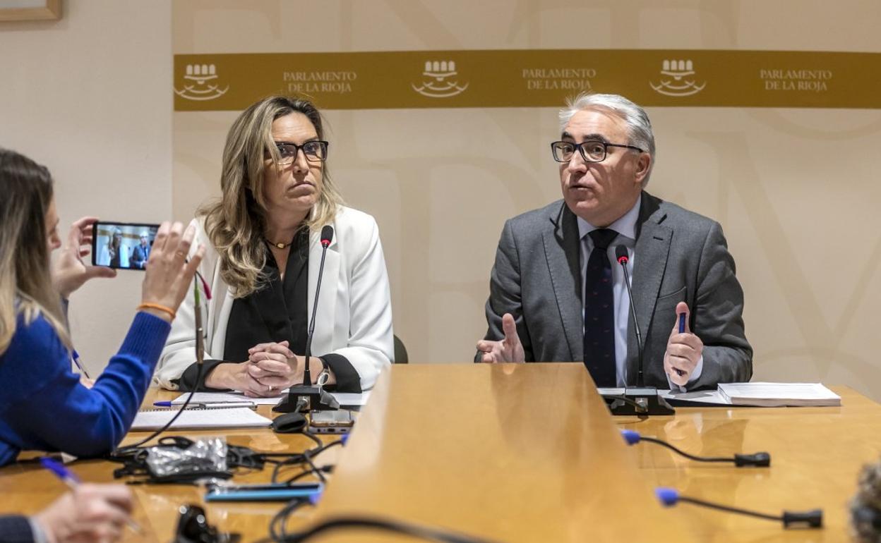 Belinda León, portavoz de Ciudadanos, y Jesús Ángel Garrido, su homólogo del PP. 