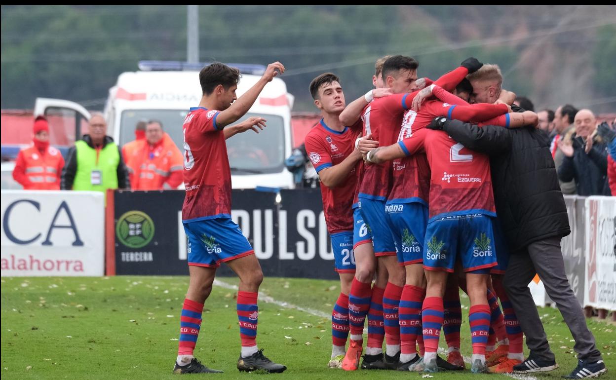 Futbolistas y técnico rojillos, abrazados tras marcar el domingo. 