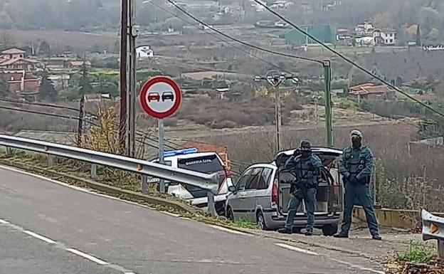 Agentes de la Guardia Civil, durante el operativo desplegado en Nalda. 