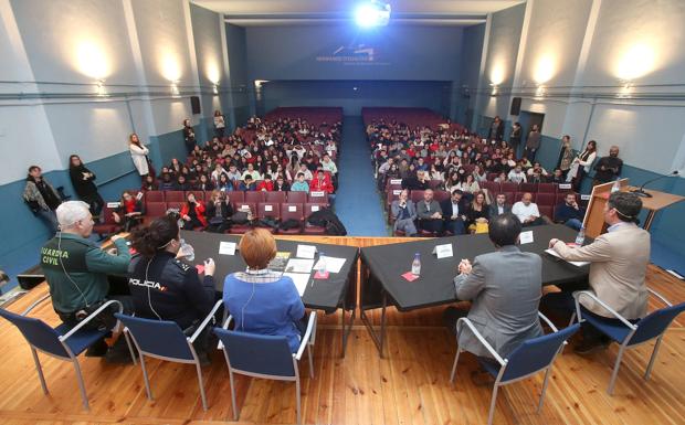 Los ponentes de las jornadas, este martes en el IES Hermanos D'Elhúyar. 