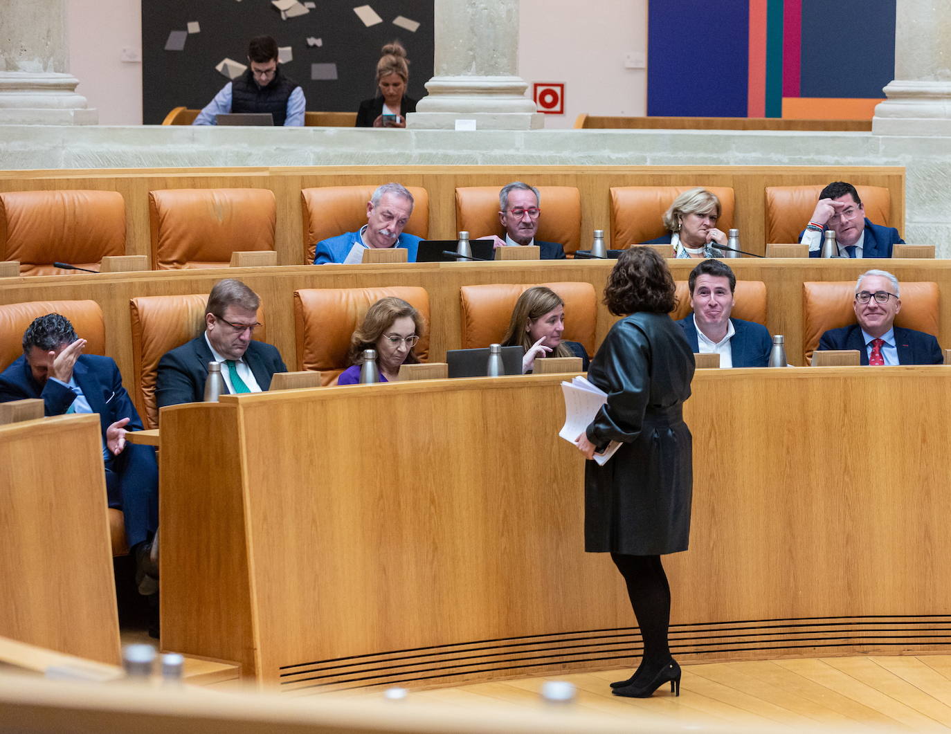 Henar Moreno dialoga con las bancadas populares durante un pleno del pasado mes de octubre. 