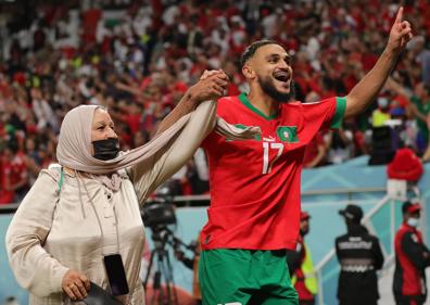 Imagen secundaria 1 - Achraf Hakimi y Sofiane Boufal celebran con sus madres las victorias de Marruecos. 