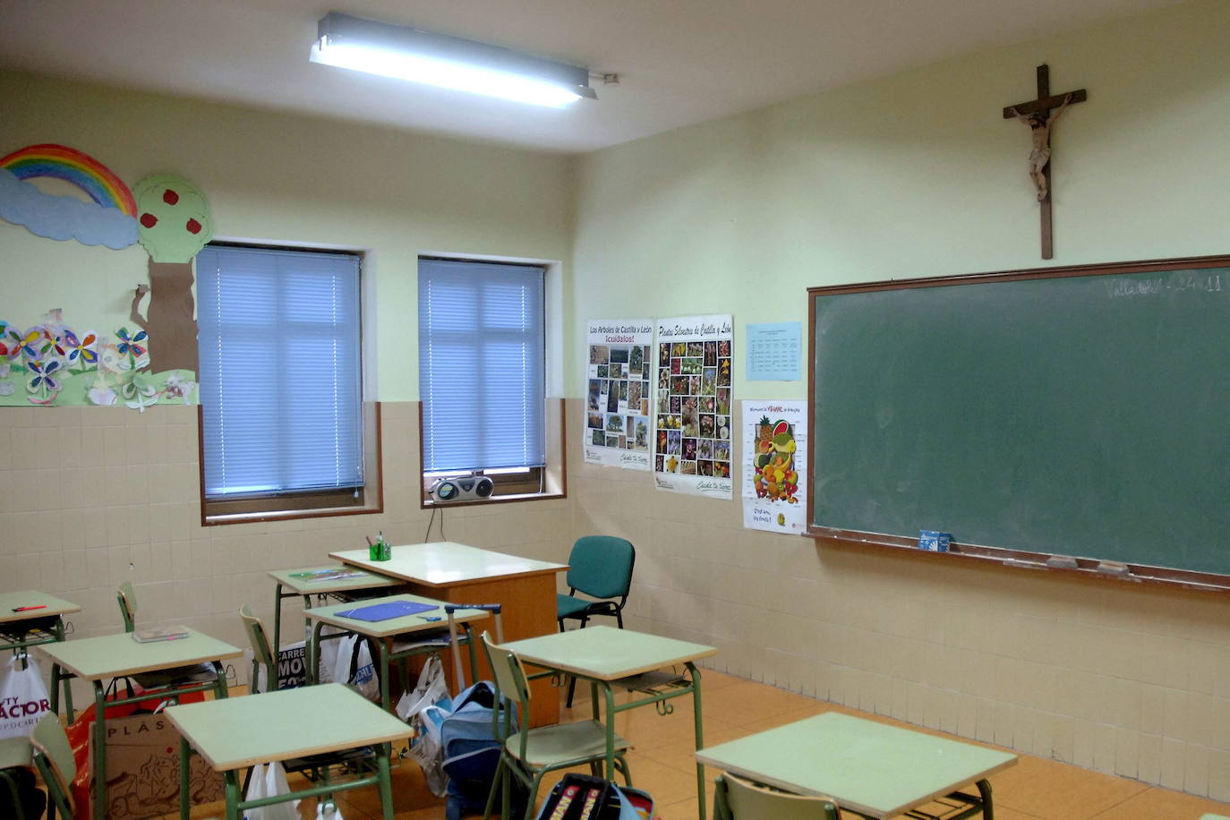 Imagen de un aula con un crucifijo en un colegio de Valladolid. 