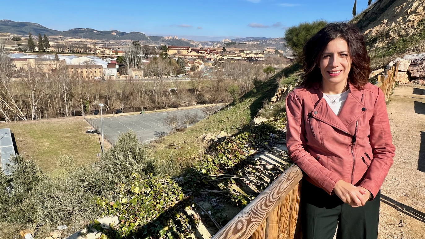 Laura Rivado, en el punto donde está previsto construir una pasarela hacia el Barrio de la Estación. 