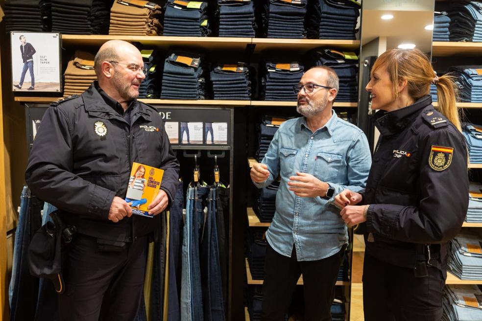 Los agentes Serrano y Fdez. Maestu, momentos antes de entregar el díptico e informar de la campaña al comerciante Miguel Rosel.