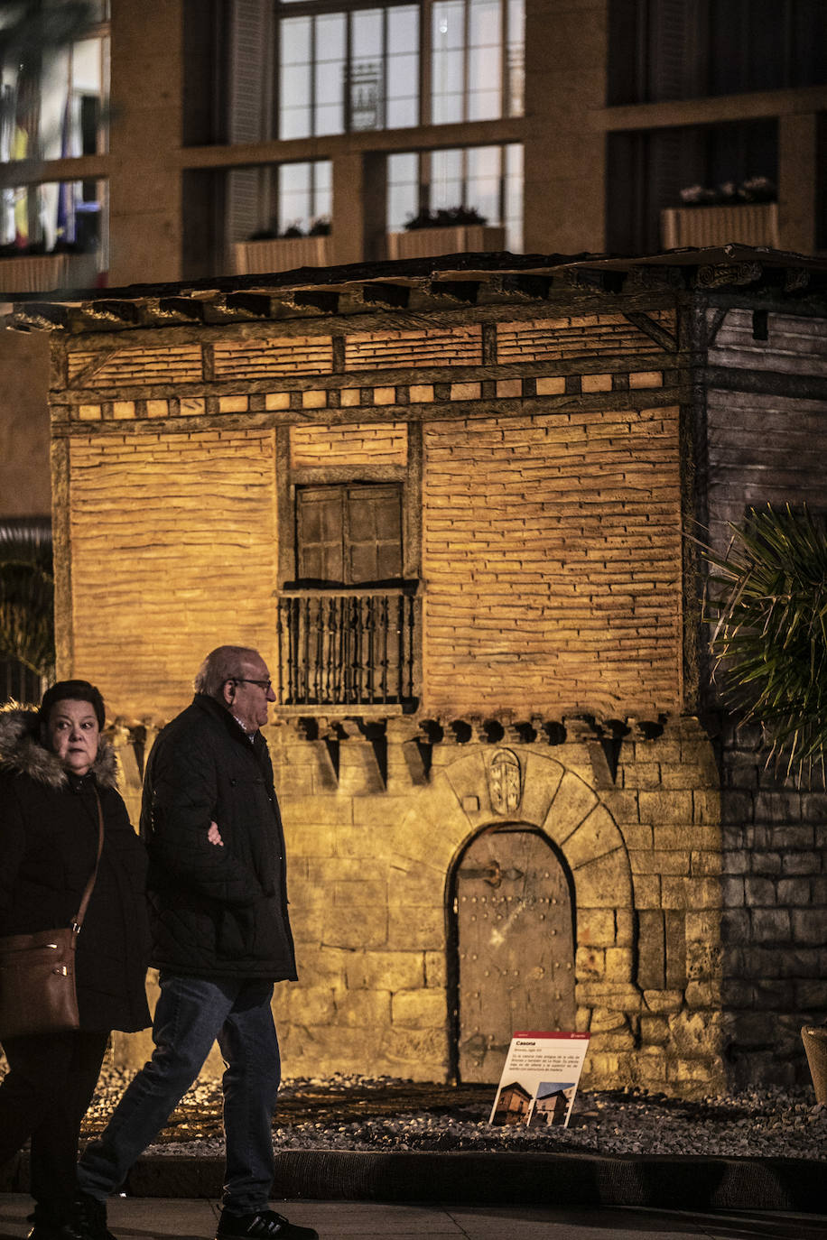 Fotos: Una visita nocturna al belén de Logroño