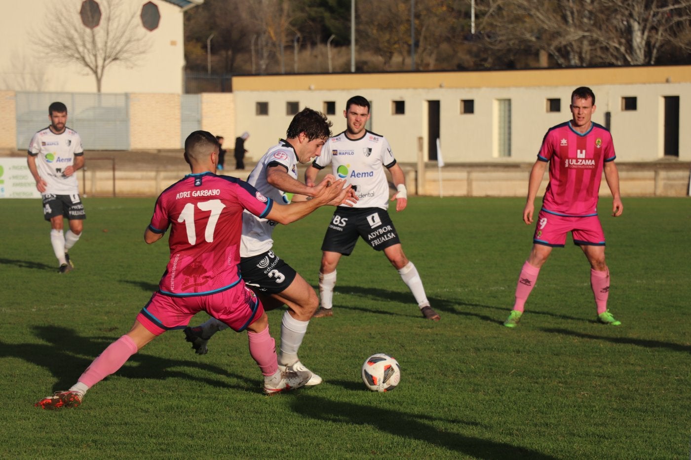 El extremo Aitor Pérez intenta zafarse del ex blanquillo Garbayo en un lance de la primera parte del partido de ayer. 