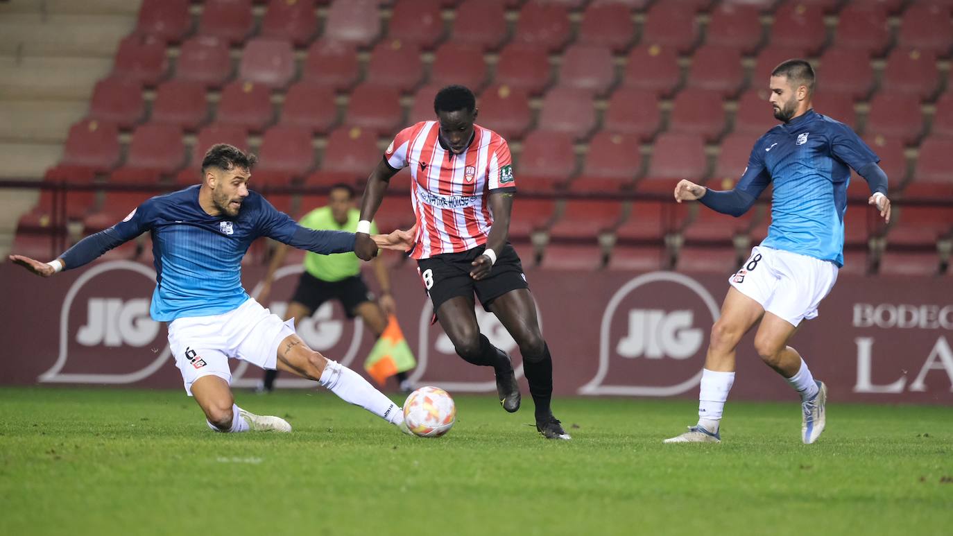 Clau Mendes, autor del gol del empate, conduce el balón ante La Nucía. 