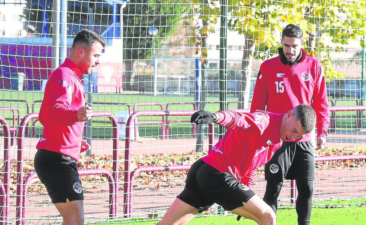 Jugadores de la SDL en un entrenamiento en Pradoviejo. 