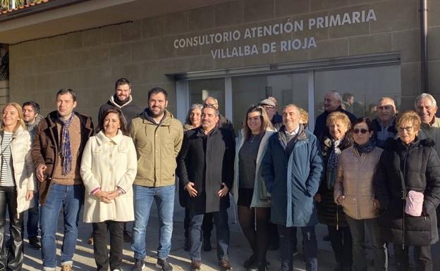 Imagen principal - Foto de familia de la inauguración del consultorio de Villalba. Abajo, las instalaciones. 