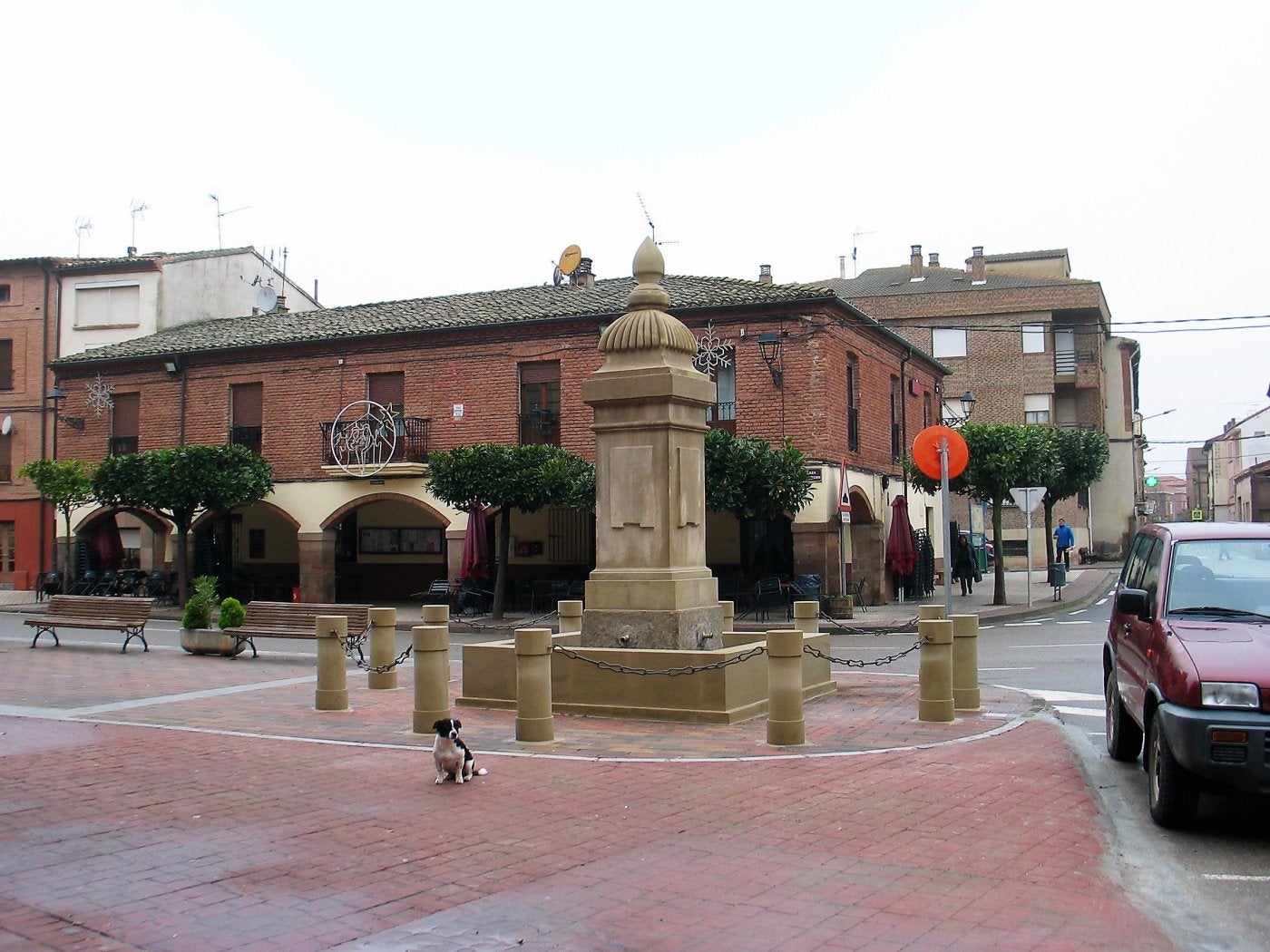 Fuente de piedra restaurada y el busto de la Ensenada . 