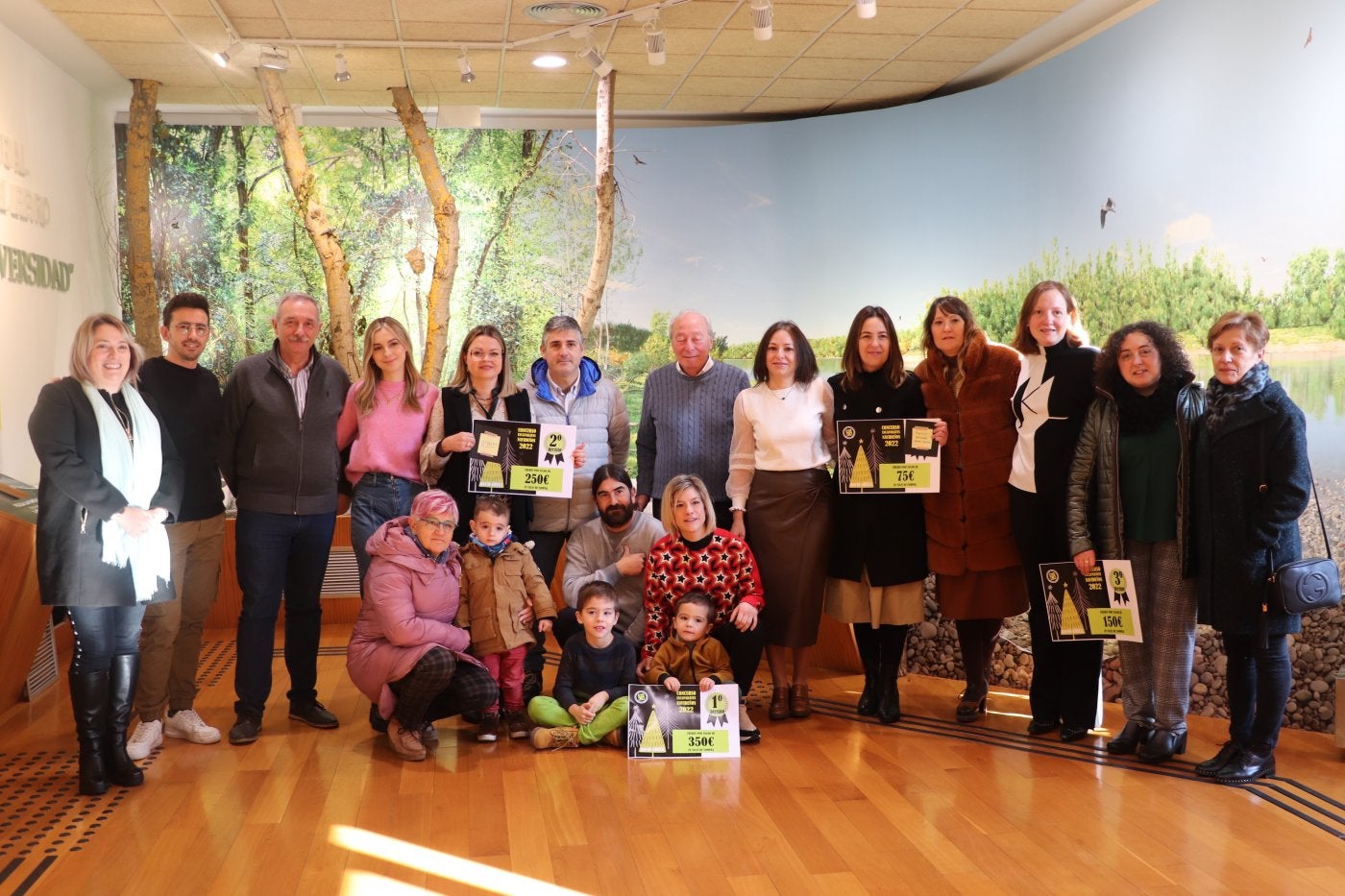 Foto de familia de los establecimientos ganadores de esta edición junto a representantes del jurado del concurso, la directiva de Adeca y la Corporación alfareña. 