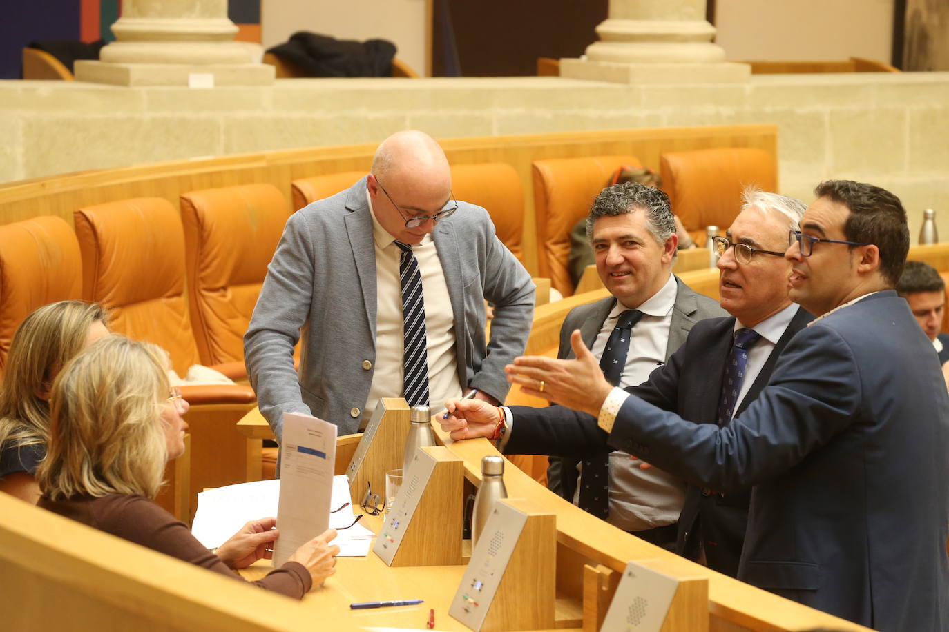 Fotos: El PP abandona el pleno y estudia un recurso de amparo ante el TC por la ley del Parque Natural del Alto Najerilla