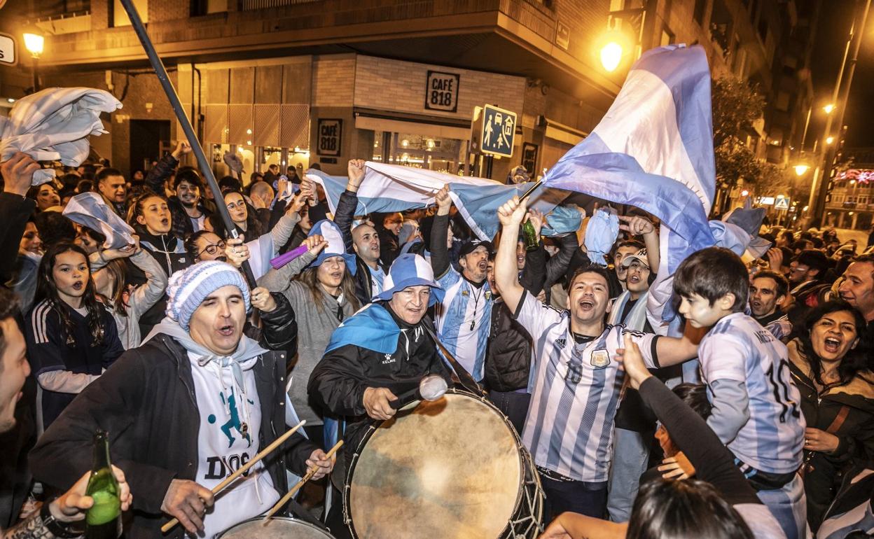 Aficionados argentinos a las puertas del Frankfurt, en el interior del bar Cariló y en la fuente de Murrieta, antes y después de que Argentina ganase el Mundial. 