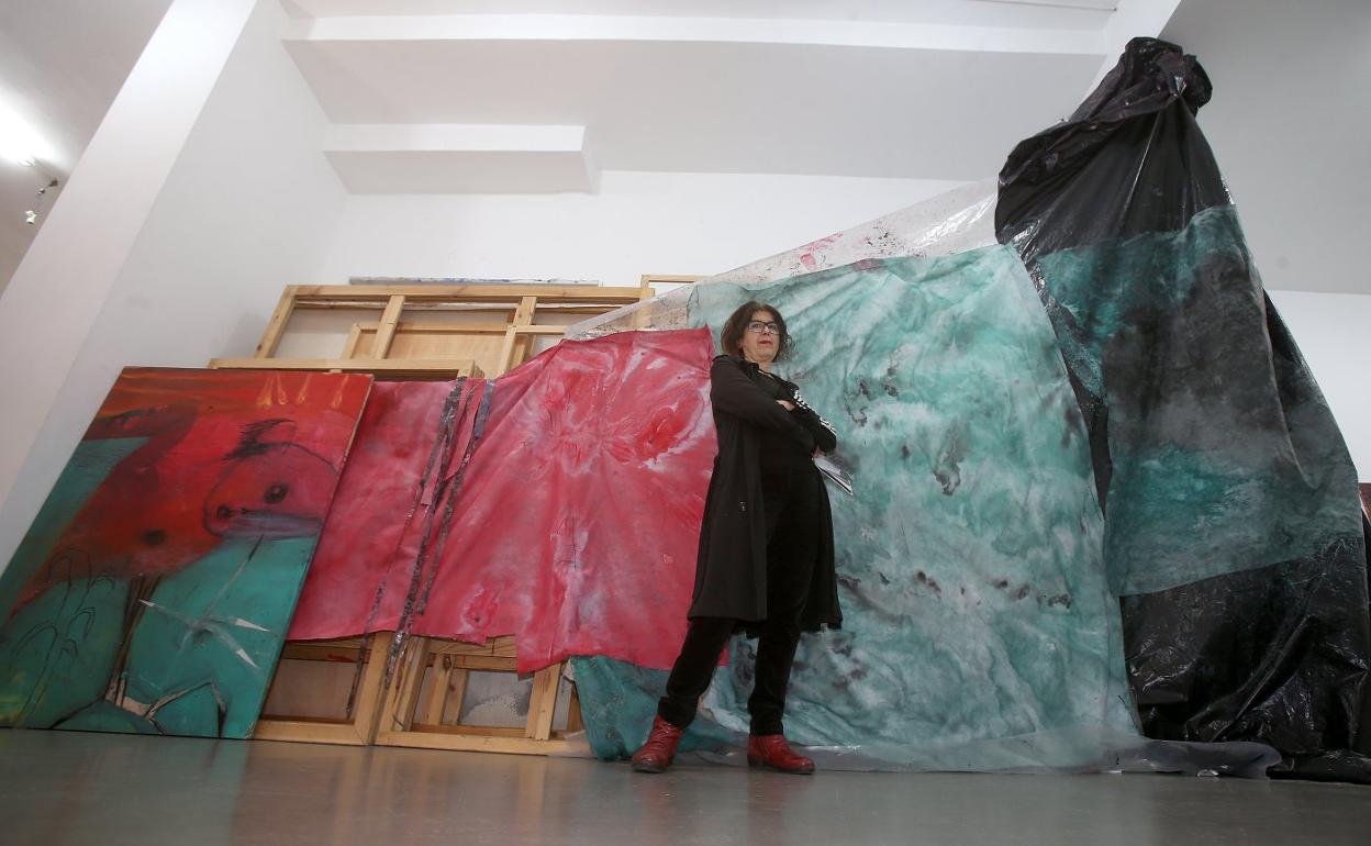 La artista Susana Talayero posa ante su obra expuesta, hasta el 11 de enero, en la galería La Lonja de Logroño. 