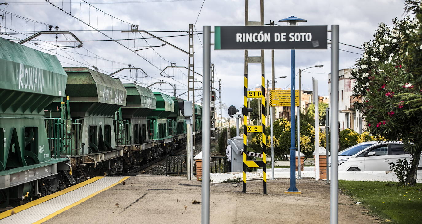 Imagen de archivo del paso a nivel sobre la vía del ferrocarril en Rincón de Soto. 