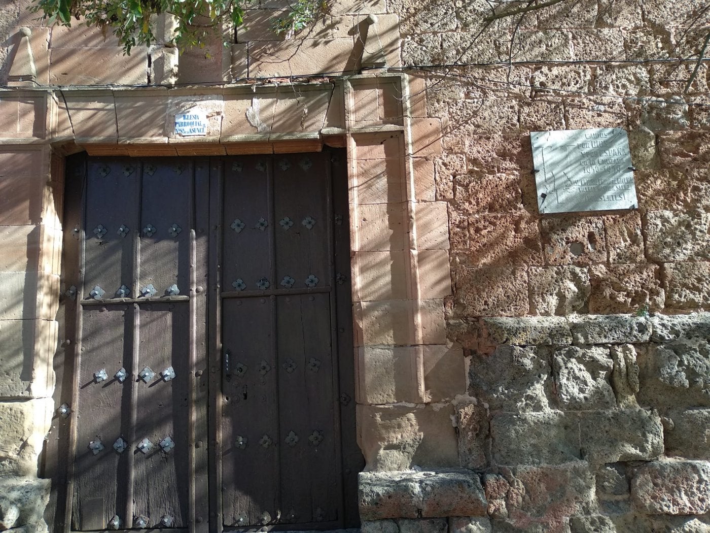 Placa situada en la entrada de la iglesia de la Asunción, de Clavijo. 