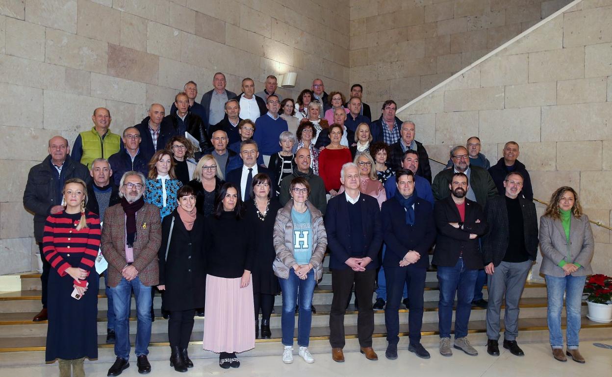Foto de la corporación municipal junto a los funcionarios homenajeados por sus trayectorias profesionales en la Administración local. 