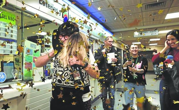 Celebrando el Gordo en una administración de Morella (Castellón). 