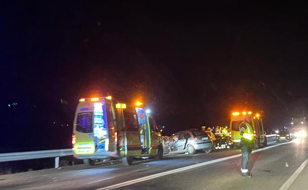 Cinco ambulancias han acudido al lugar del accidente para atender a los heridos.