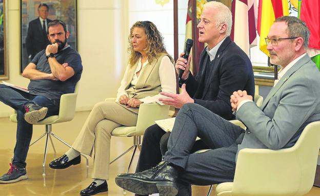 Iván Reinares, Amaia Castro, Pablo Hermoso de Mendoza y Rubén Antoñanzas, en su comparecencia. 